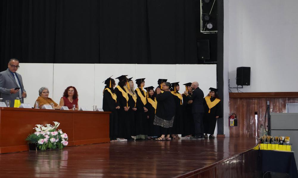 Emotivo acto académico con los egresados de las carreras de Diseño para la Comunicación Gráfica y Artes Visuales