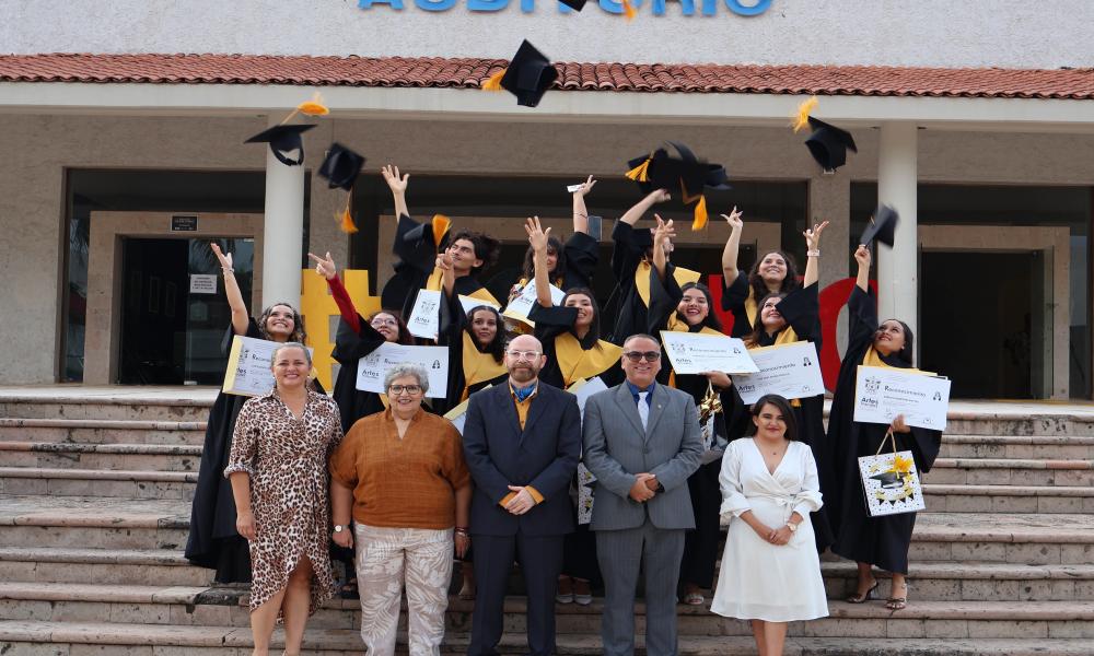 Emotivo acto académico con los egresados de las carreras de Diseño para la Comunicación Gráfica y Artes Visuales