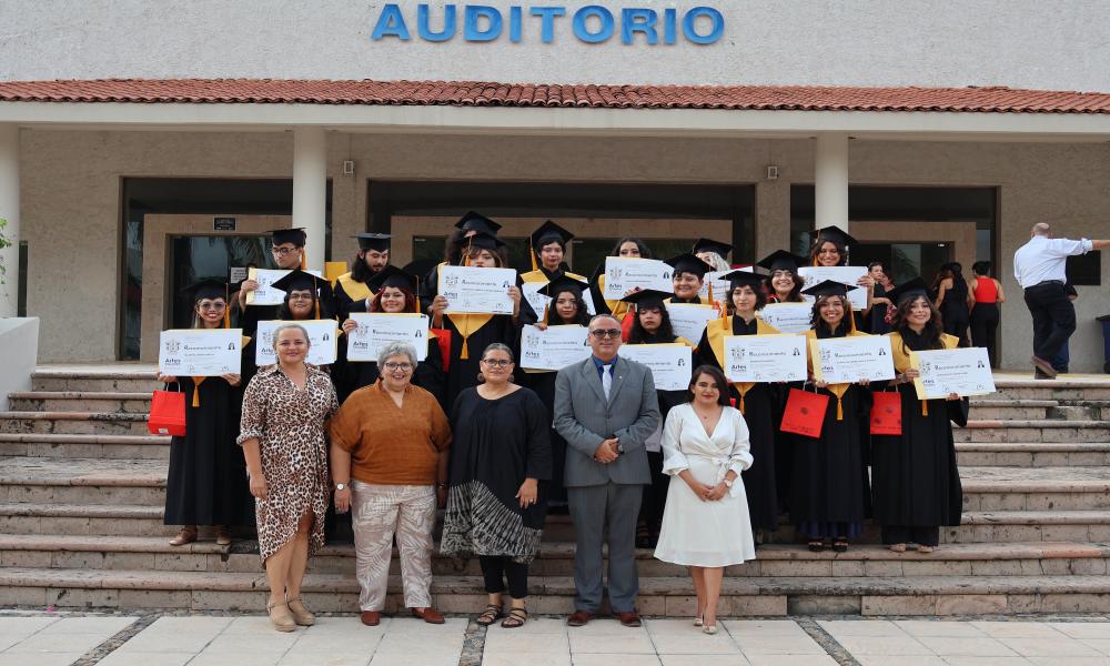 Emotivo acto académico con los egresados de las carreras de Diseño para la Comunicación Gráfica y Artes Visuales