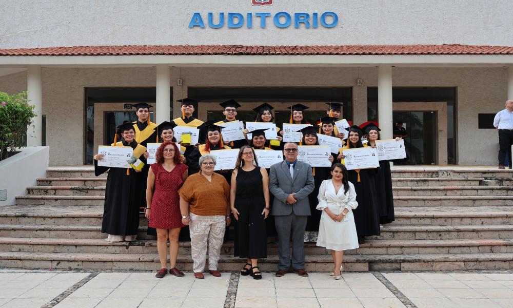 Emotivo acto académico con los egresados de las carreras de Diseño para la Comunicación Gráfica y Artes Visuales