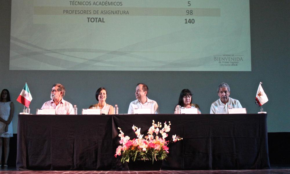 Autoridades del CUCosta dan bienvenida a nuevos estudiantes