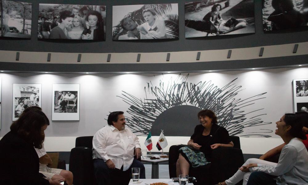 Uniendo Lazos Diplomáticos