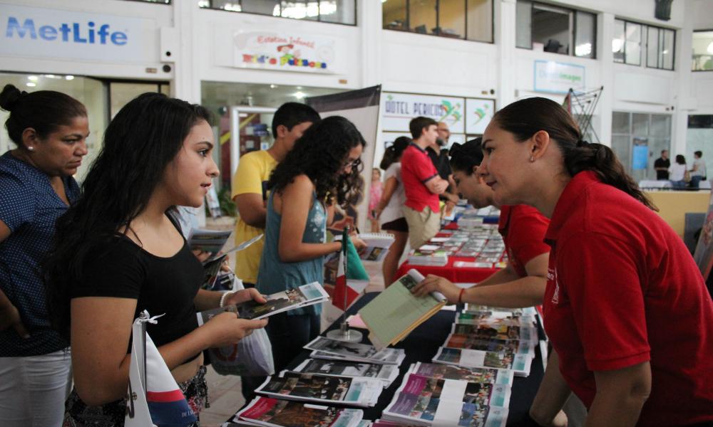 Genera CUCosta interés entre estudiantes de bachillerato