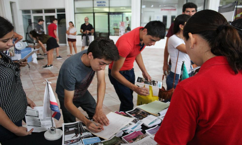 Genera CUCosta interés entre estudiantes de bachillerato