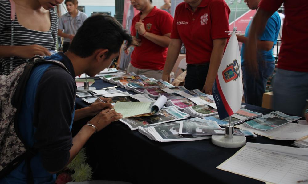 Genera CUCosta interés entre estudiantes de bachillerato