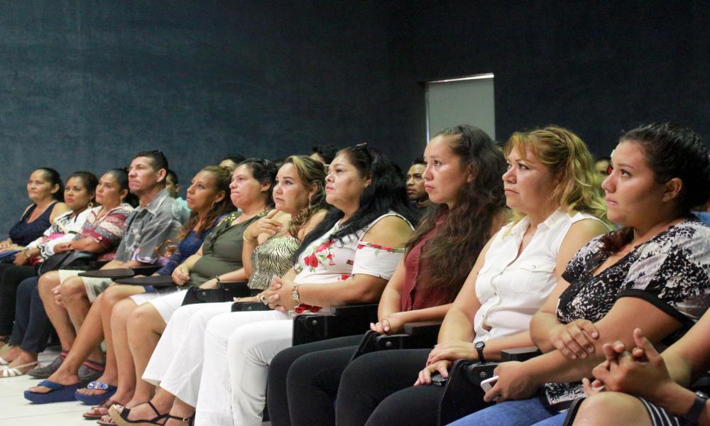 Reafirma CUCosta compromiso con superación académica de trabajadores