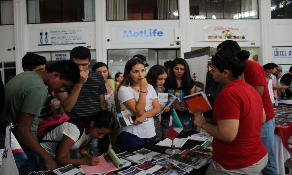 Genera CUCosta interés entre estudiantes de bachillerato