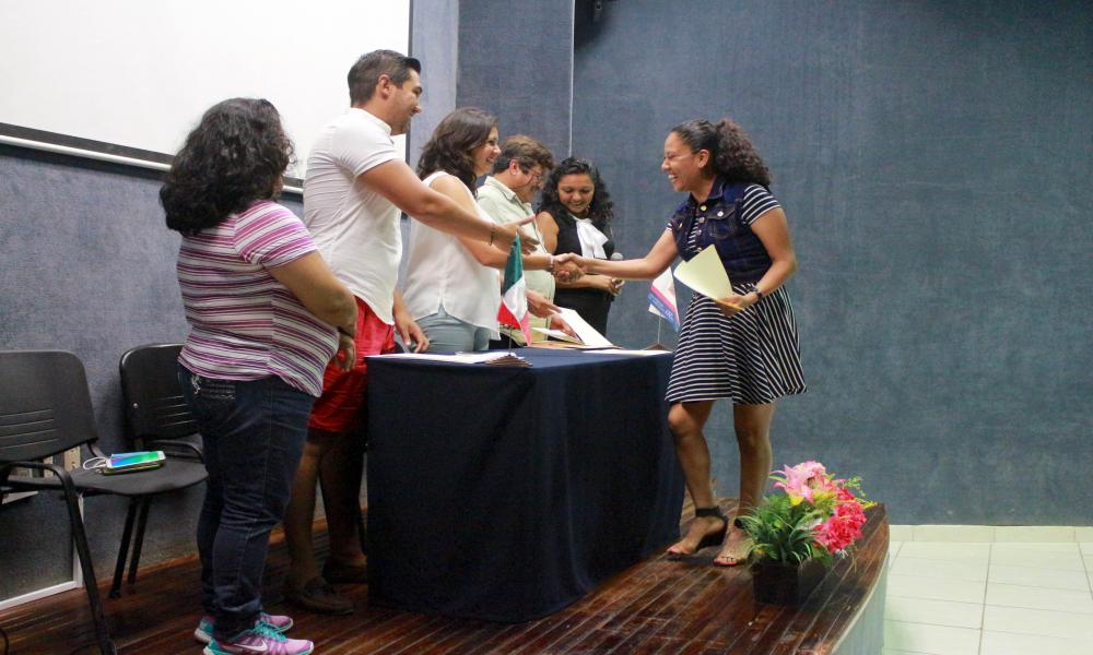 Reafirma CUCosta compromiso con superación académica de trabajadores