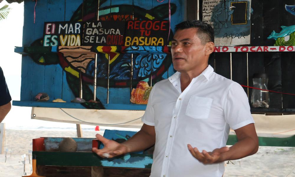 Colocan cédula de registro de colección científica y museográfica “Doctor Jorge Téllez López” en el campamento tortuguero de Boca de Tomates