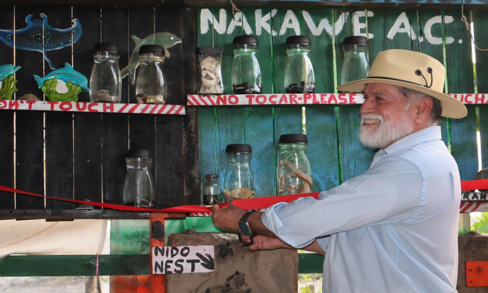 Colocan cédula de registro de colección científica y museográfica “Doctor Jorge Téllez López” en el campamento tortuguero de Boca de Tomates