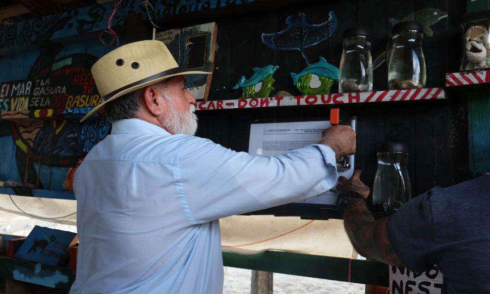 Colocan cédula de registro de colección científica y museográfica “Doctor Jorge Téllez López” en el campamento tortuguero de Boca de Tomates