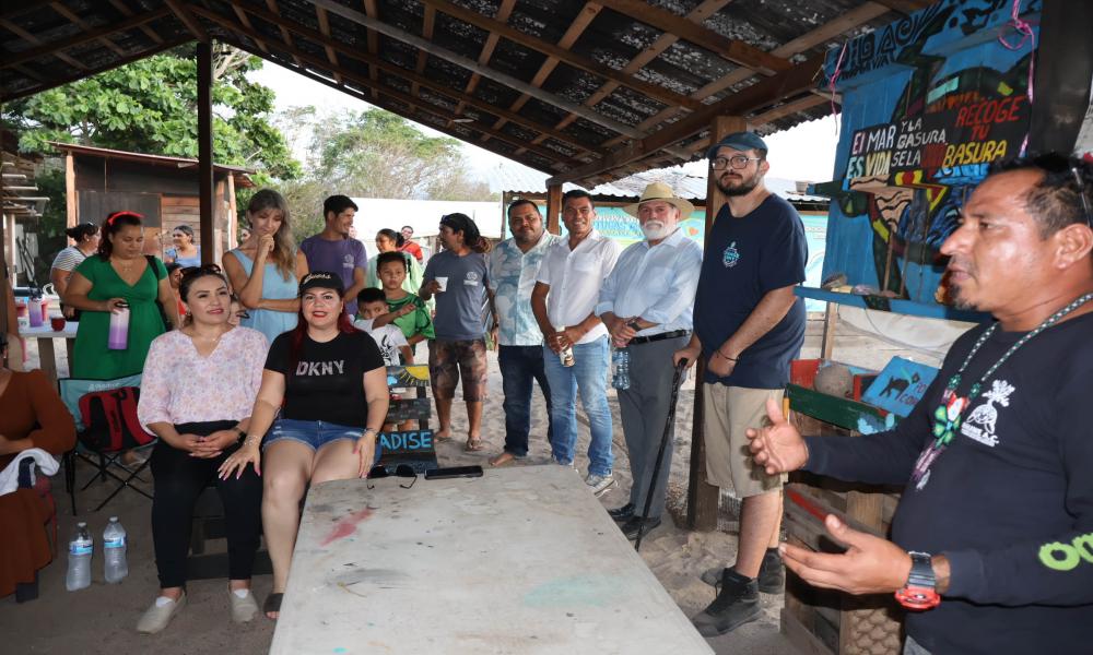 Colocan cédula de registro de colección científica y museográfica “Doctor Jorge Téllez López” en el campamento tortuguero de Boca de Tomates