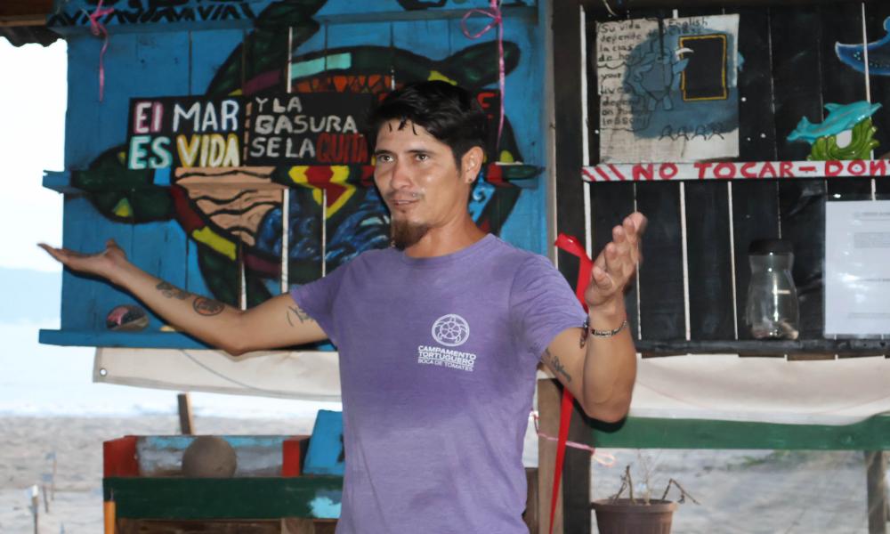 Colocan cédula de registro de colección científica y museográfica “Doctor Jorge Téllez López” en el campamento tortuguero de Boca de Tomates