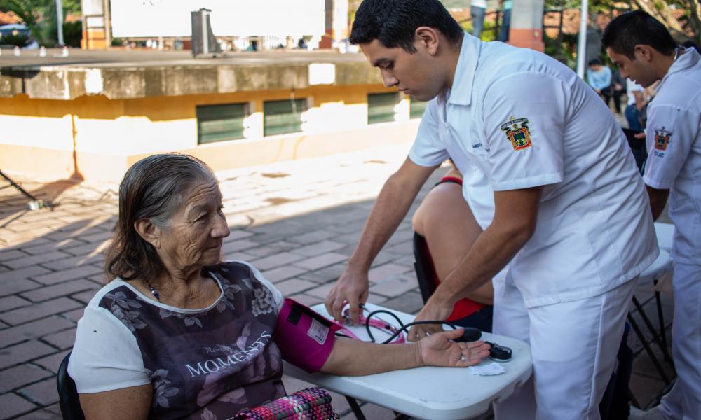 Atienden universitarios a más de mil 400 personas en El Tuito