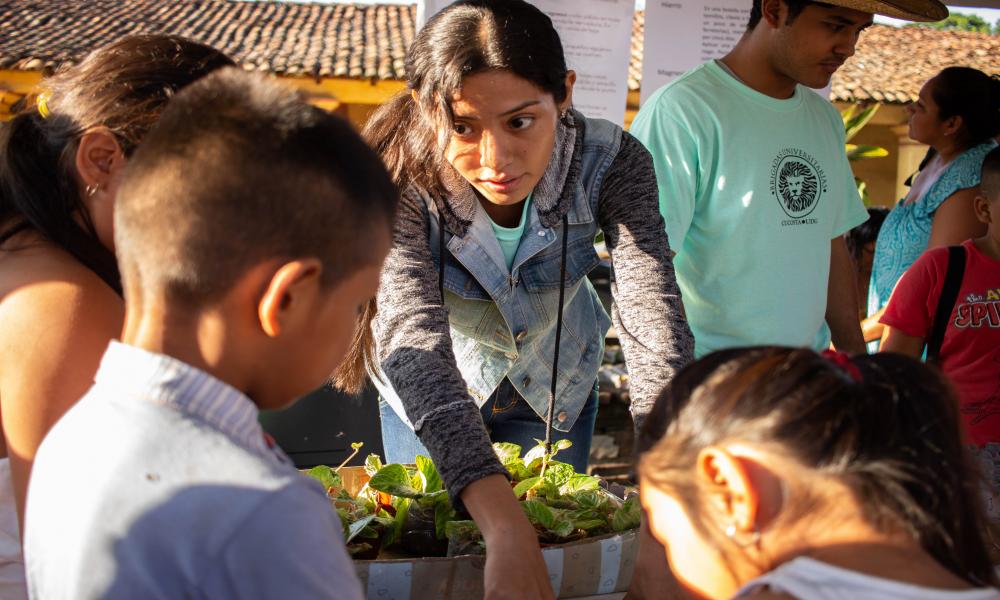 Atienden universitarios a más de mil 400 personas en El Tuito
