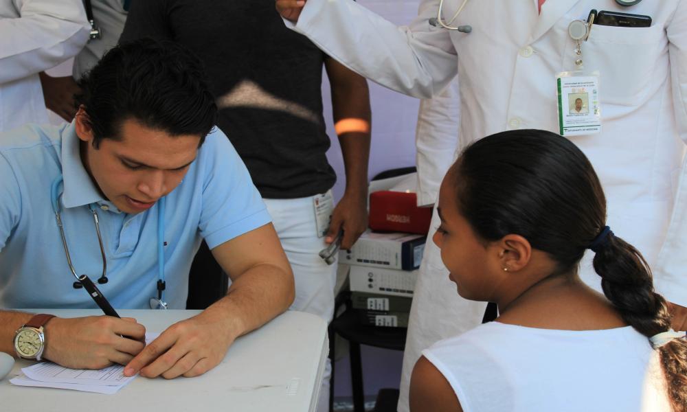 Brigadas CUCosta atienden a vecinos de Playa Grande