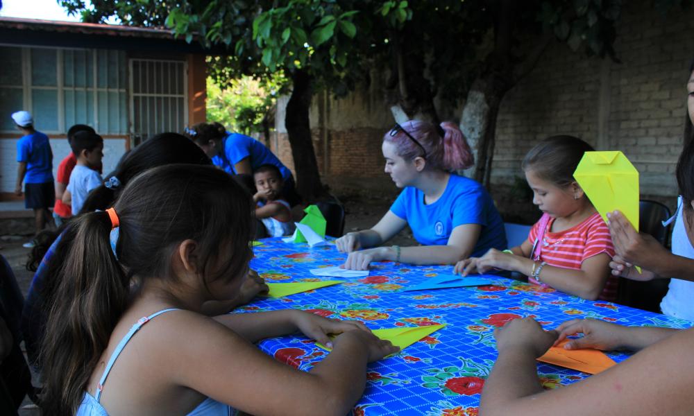 Brigadas CUCosta atienden a vecinos de Playa Grande