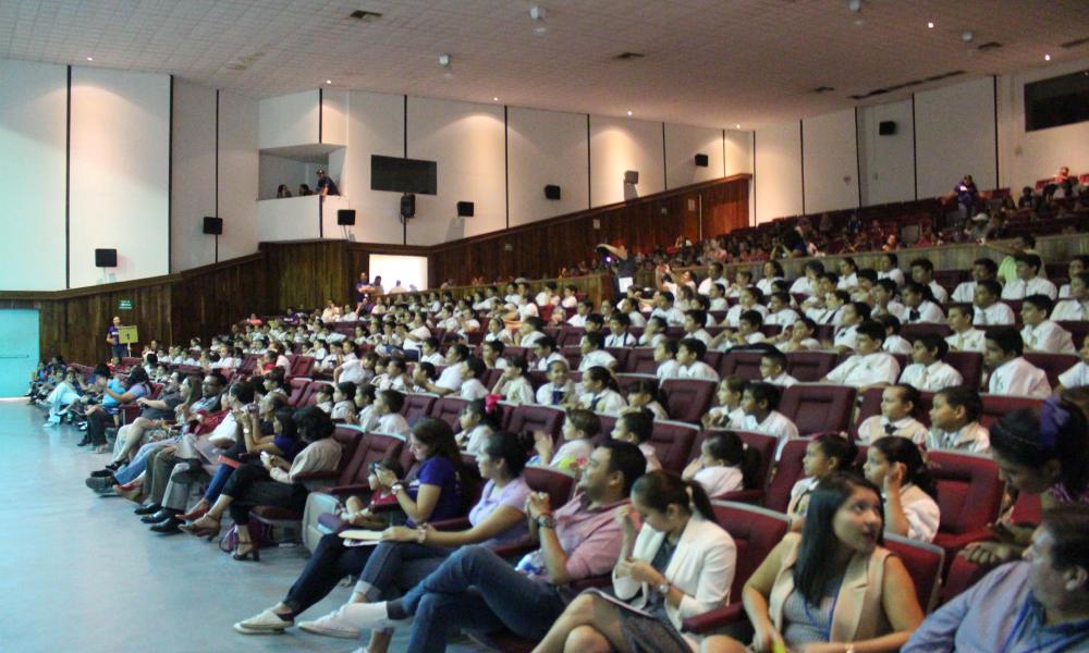 Recibe CUCosta a más de 1700 niños con Papirolas