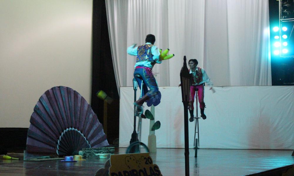 Recibe CUCosta a más de 1700 niños con Papirolas