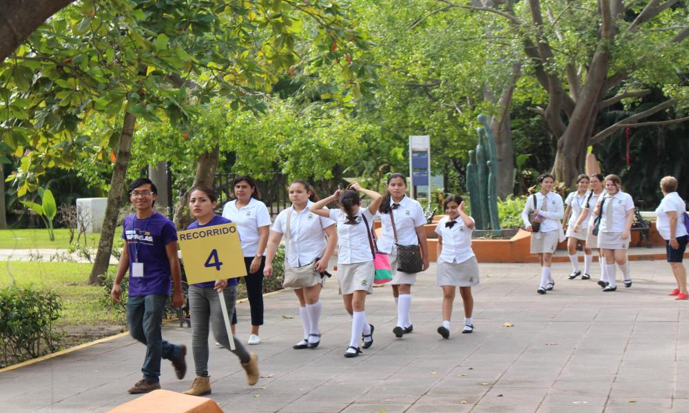 Recibe CUCosta a más de 1700 niños con Papirolas