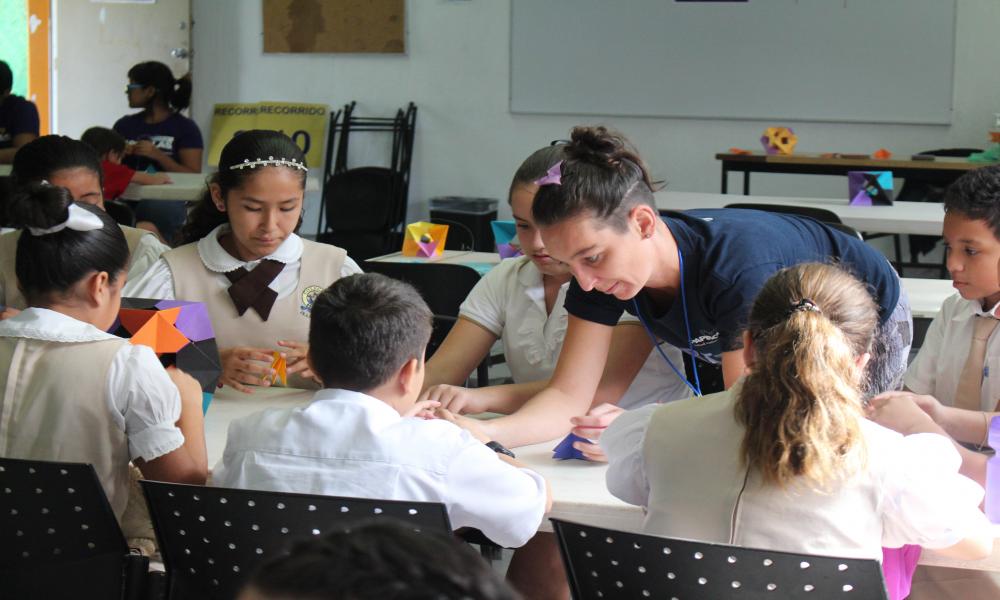 Recibe CUCosta a más de 1700 niños con Papirolas