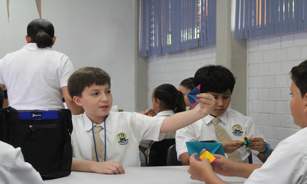 Recibe CUCosta a más de 1700 niños con Papirolas