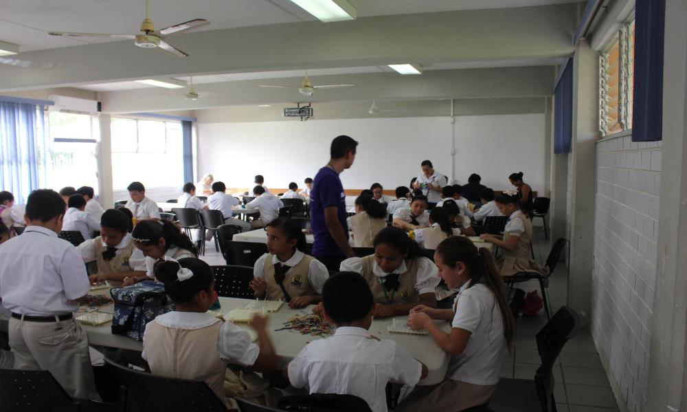 Recibe CUCosta a más de 1700 niños con Papirolas