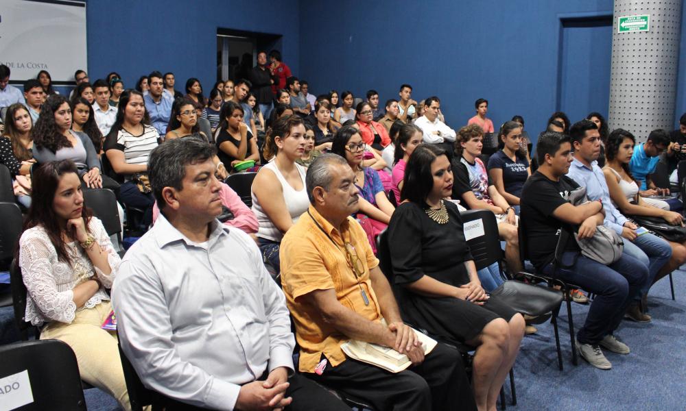 Entregan certificación internacional a carrera de Abogado del CUCosta
