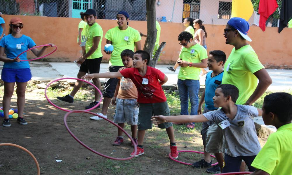 Brigadas CUCosta atienden a vecinos de Playa Grande