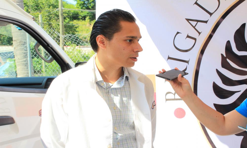 Brigadas CUCosta atienden a vecinos de Playa Grande