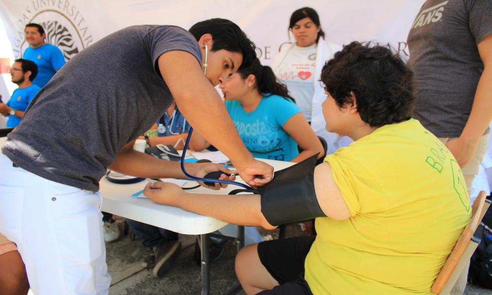 Brigadas CUCosta atienden a vecinos de Playa Grande