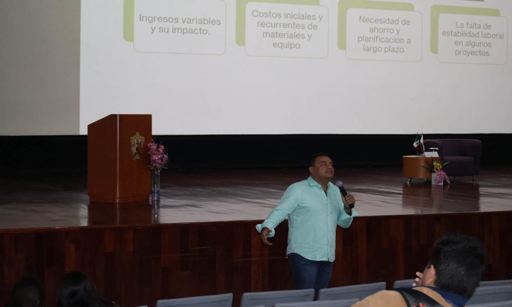 El Dr. Carlos Felipe Camba Pérez presentó la conferencia: “El arte de las finanzas”.