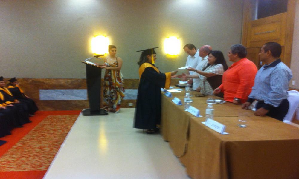 Certifica CUCosta a personal de Grupo Velas