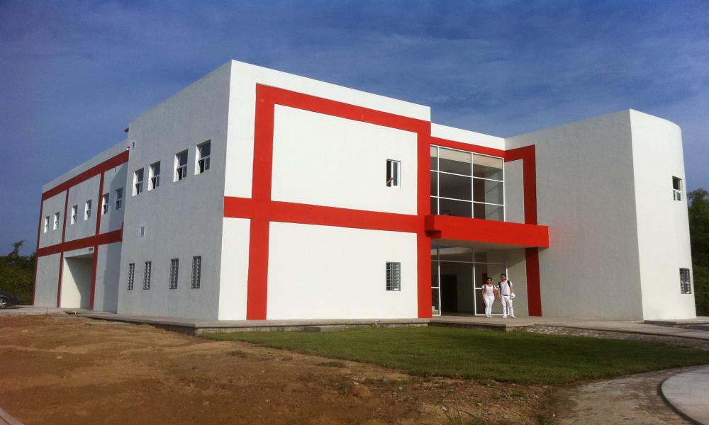 Invierte CUCosta más de 10 mdp en futuros Médicos