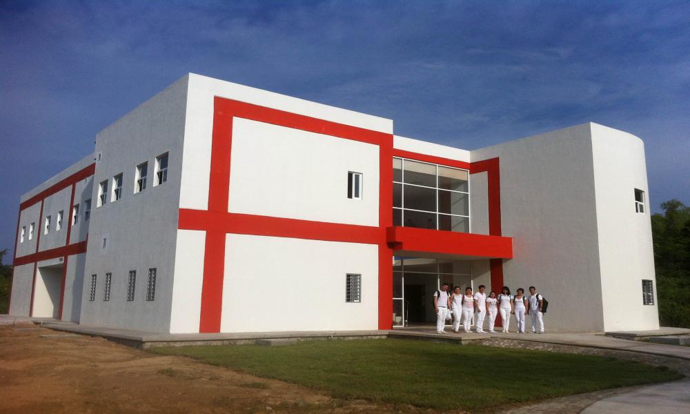 Invierte CUCosta más de 10 mdp en futuros Médicos