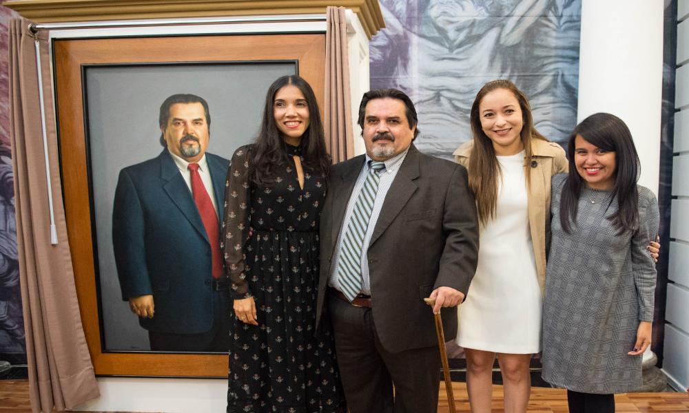 Develan retrato al óleo del Dr. Marco Antonio Cortés Guardado