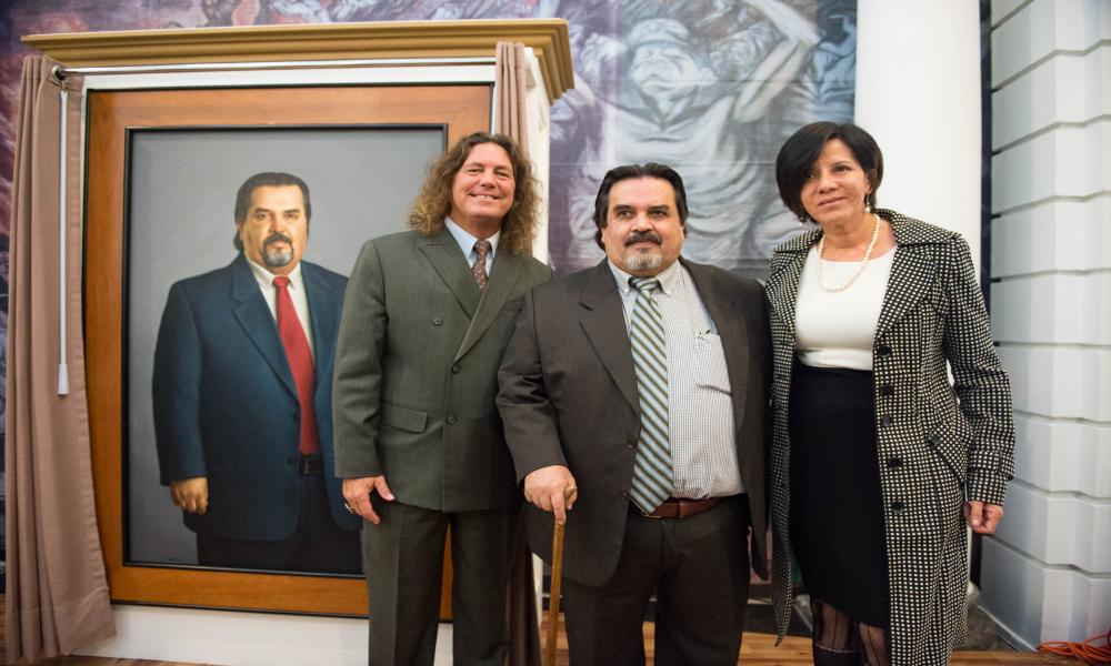 Develan retrato al óleo del Dr. Marco Antonio Cortés Guardado