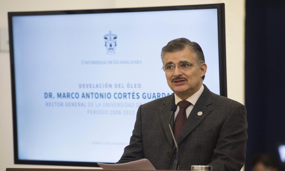 Develan retrato al óleo del Dr. Marco Antonio Cortés Guardado