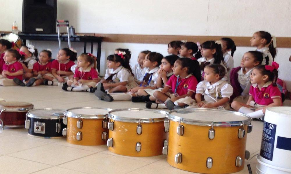 Recibe CUCosta a más de 1700 niños con Papirolas