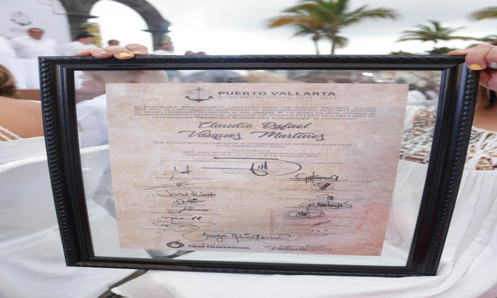 Por aportación cultural y ámbito educativo, miembros del CUCosta, reciben el Premio Puerto Vallarta 2019