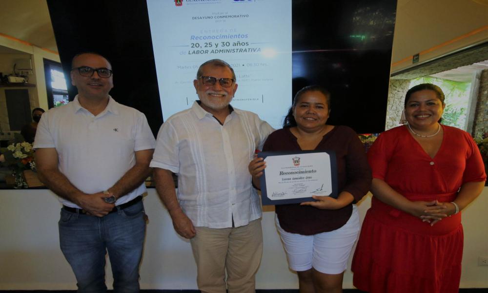 Celebran permanencia académica y laboral del personal administrativo y operativo