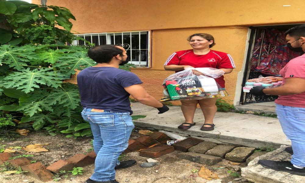 Entrega CUCosta despensas beneficiando a 300 personas en la Costa Alegre de Jalisco