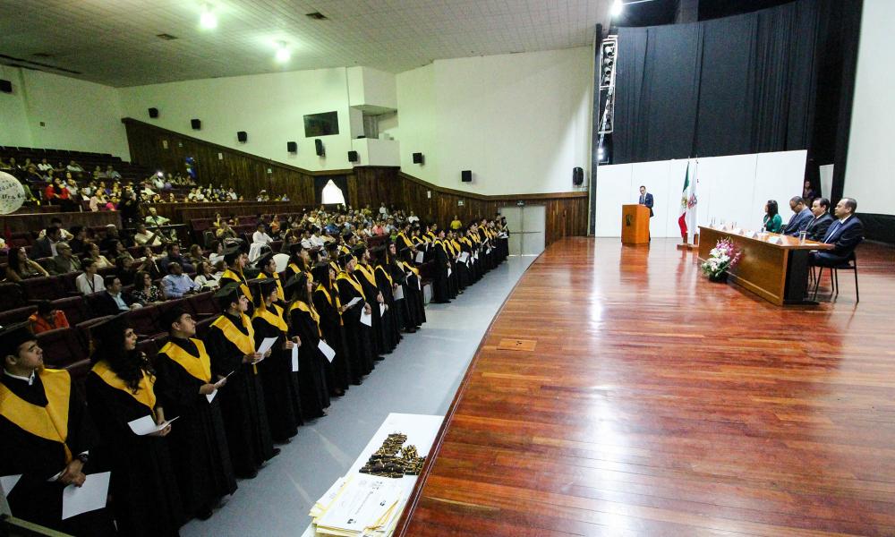 Egresan del CUCosta 42 Médicos Cirujanos y Parteros