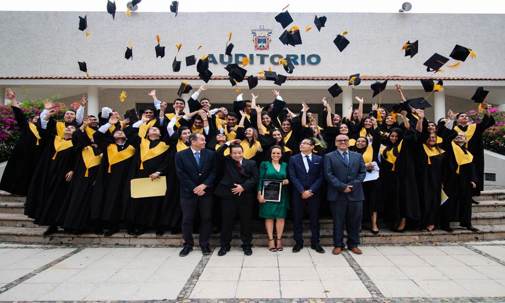 Egresan del CUCosta 42 Médicos Cirujanos y Parteros