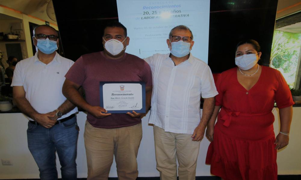 Celebran permanencia académica y laboral del personal administrativo y operativo