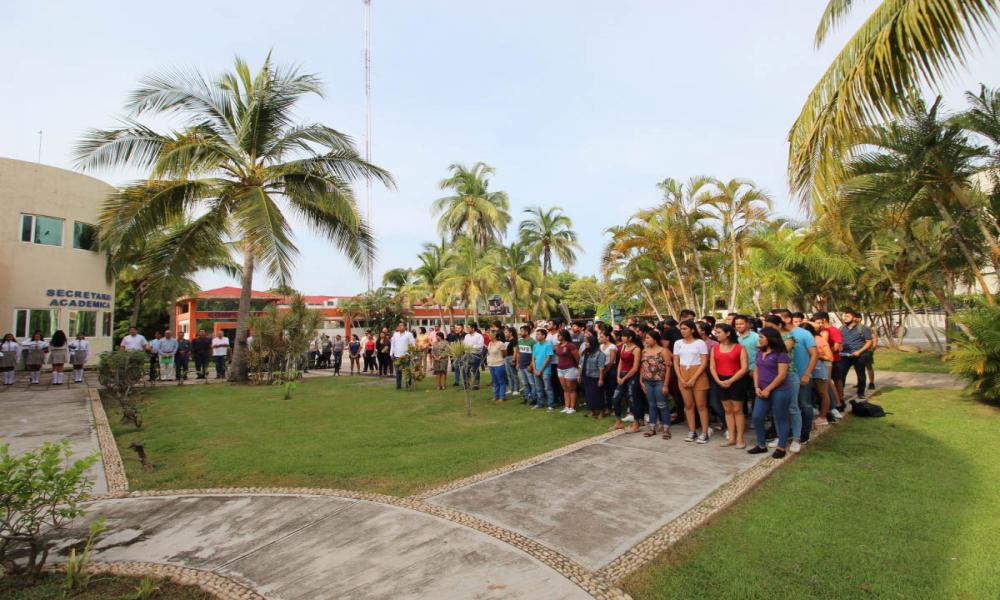 El CUCosta, realizó la Ceremonia Cívica de Izamiento de la Bandera Nacional