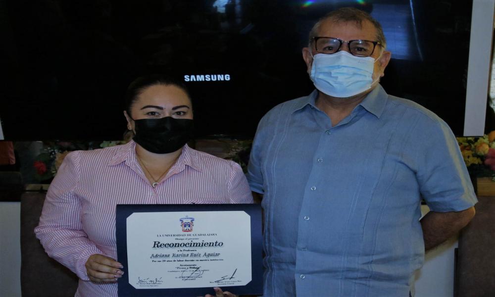 Distinguen a docentes por su labor diaria y trayectoria en el CUCosta