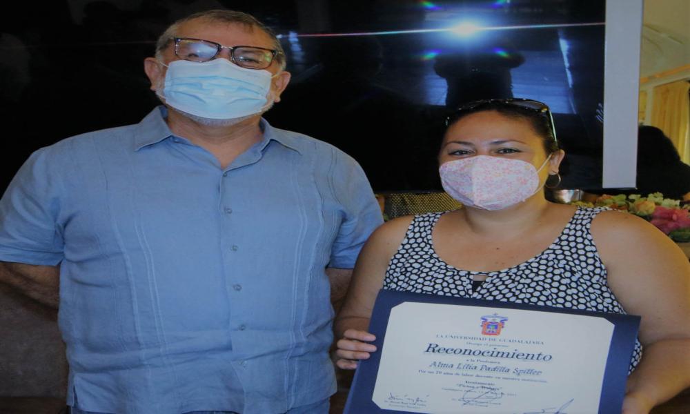 Distinguen a docentes por su labor diaria y trayectoria en el CUCosta