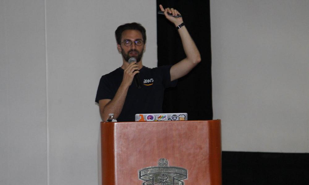 En el CUCosta, cerca de 500 estudiantes asistieron a las magnas conferencias de Innovación Tecnológica de Amazon Web Serv