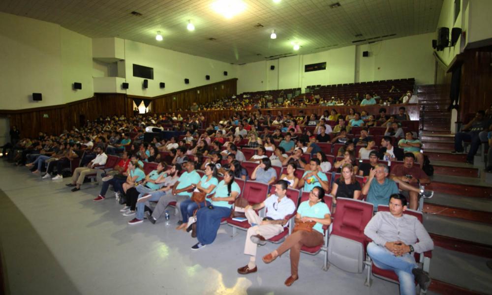 En el CUCosta, cerca de 500 estudiantes asistieron a las magnas conferencias de Innovación Tecnológica de Amazon Web Serv